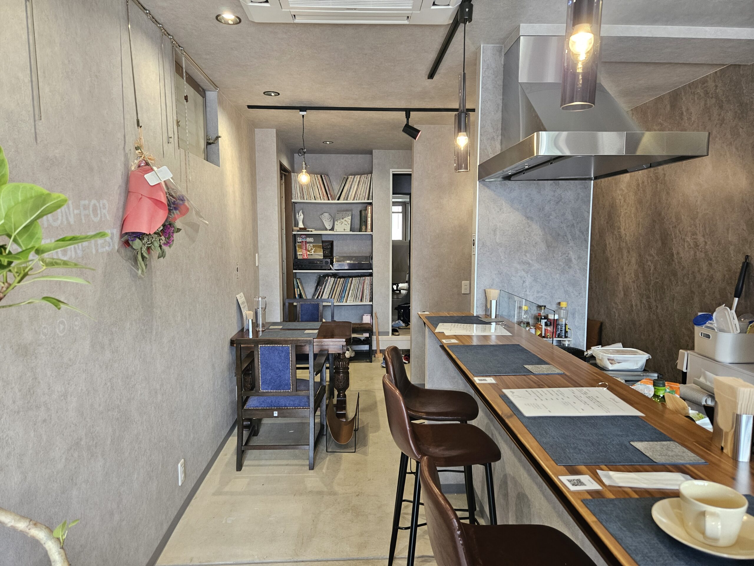 cafe Tsuki.　店内
