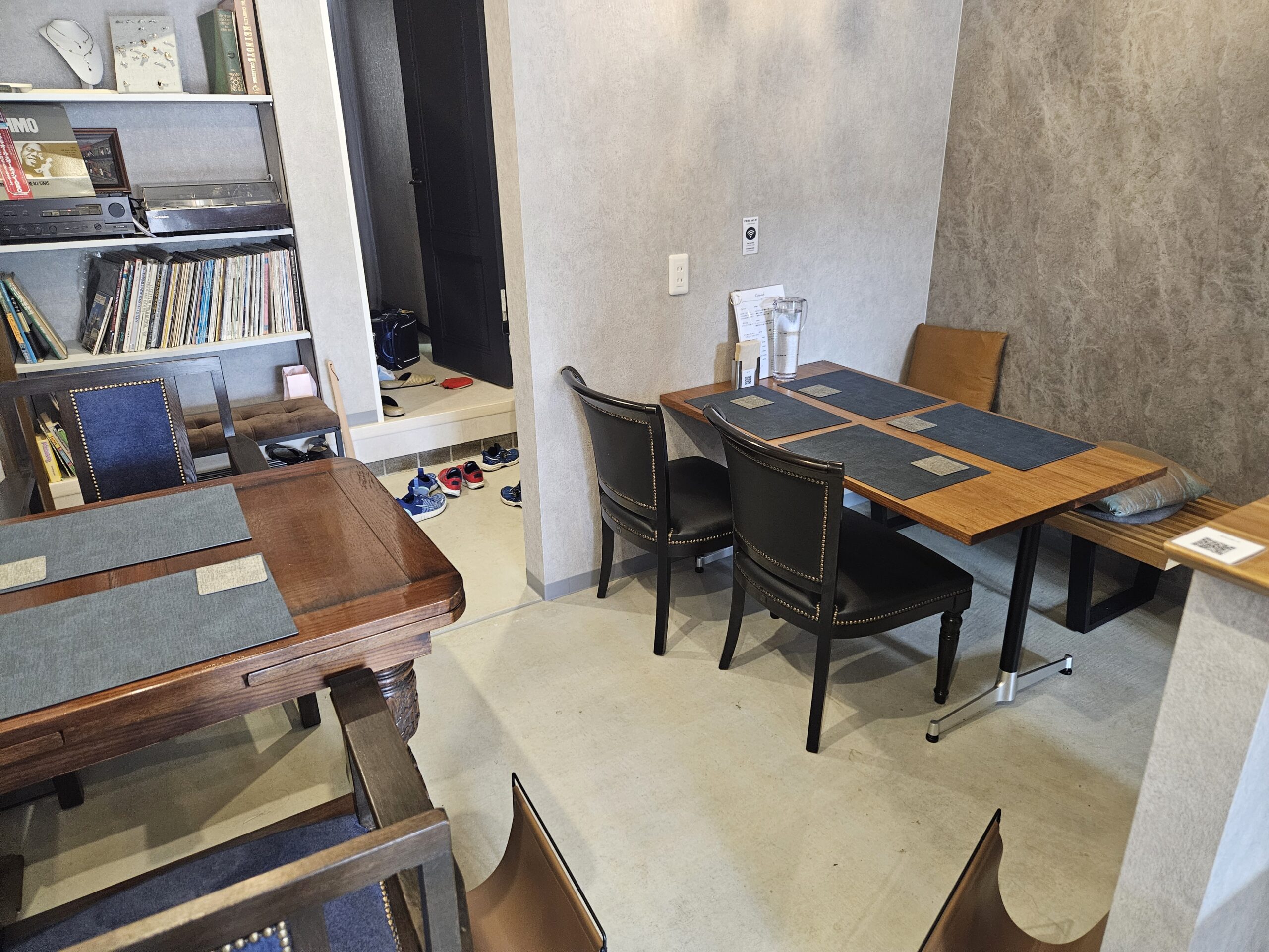cafe Tsuki.　店内