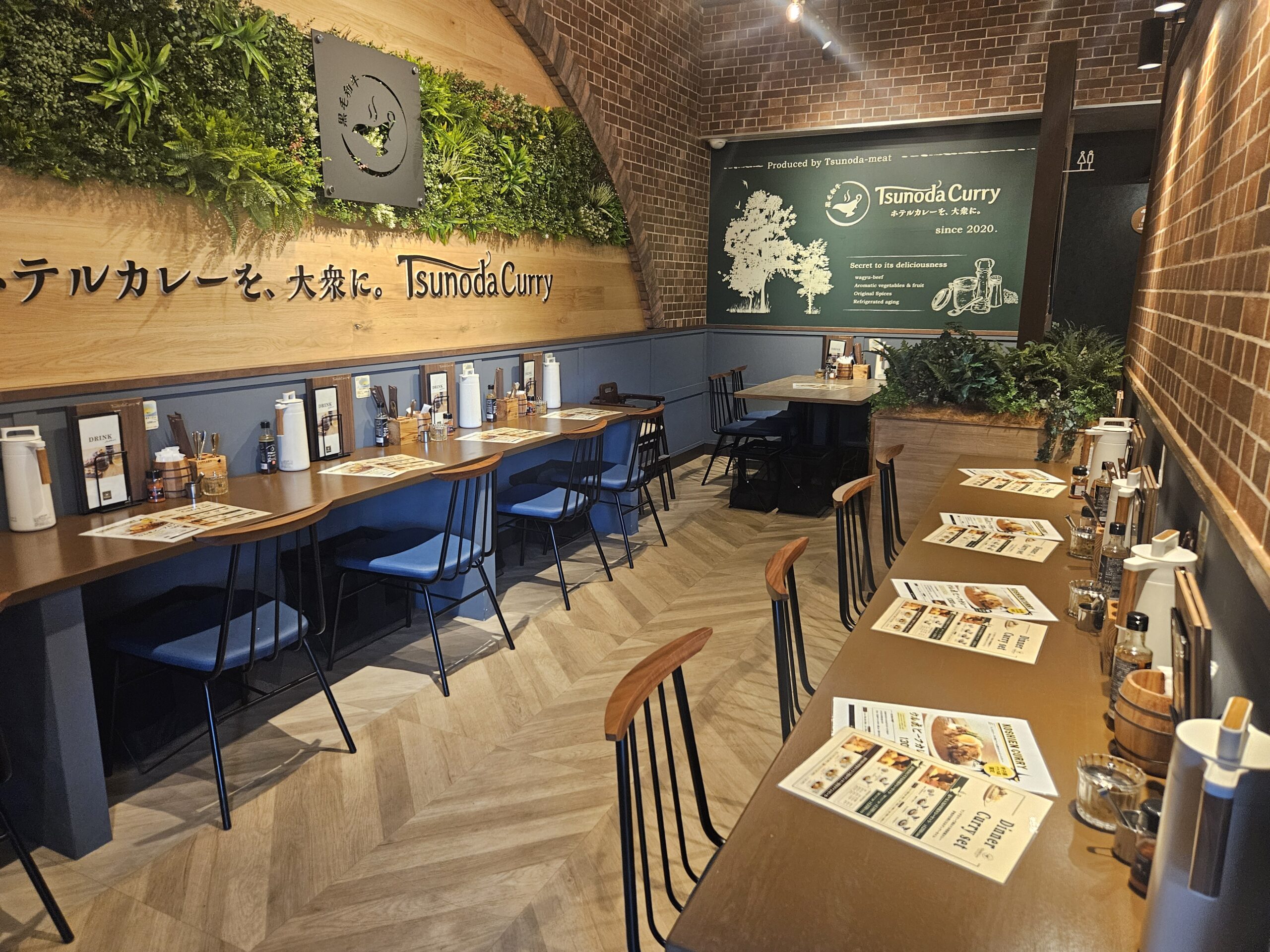 津の田カリー　店内