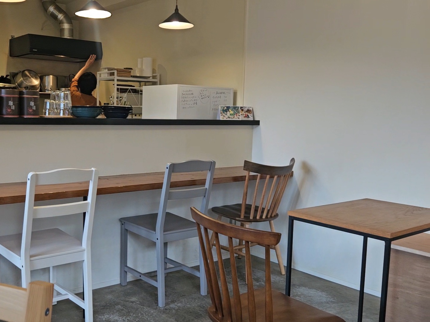 テーブルうね　店内