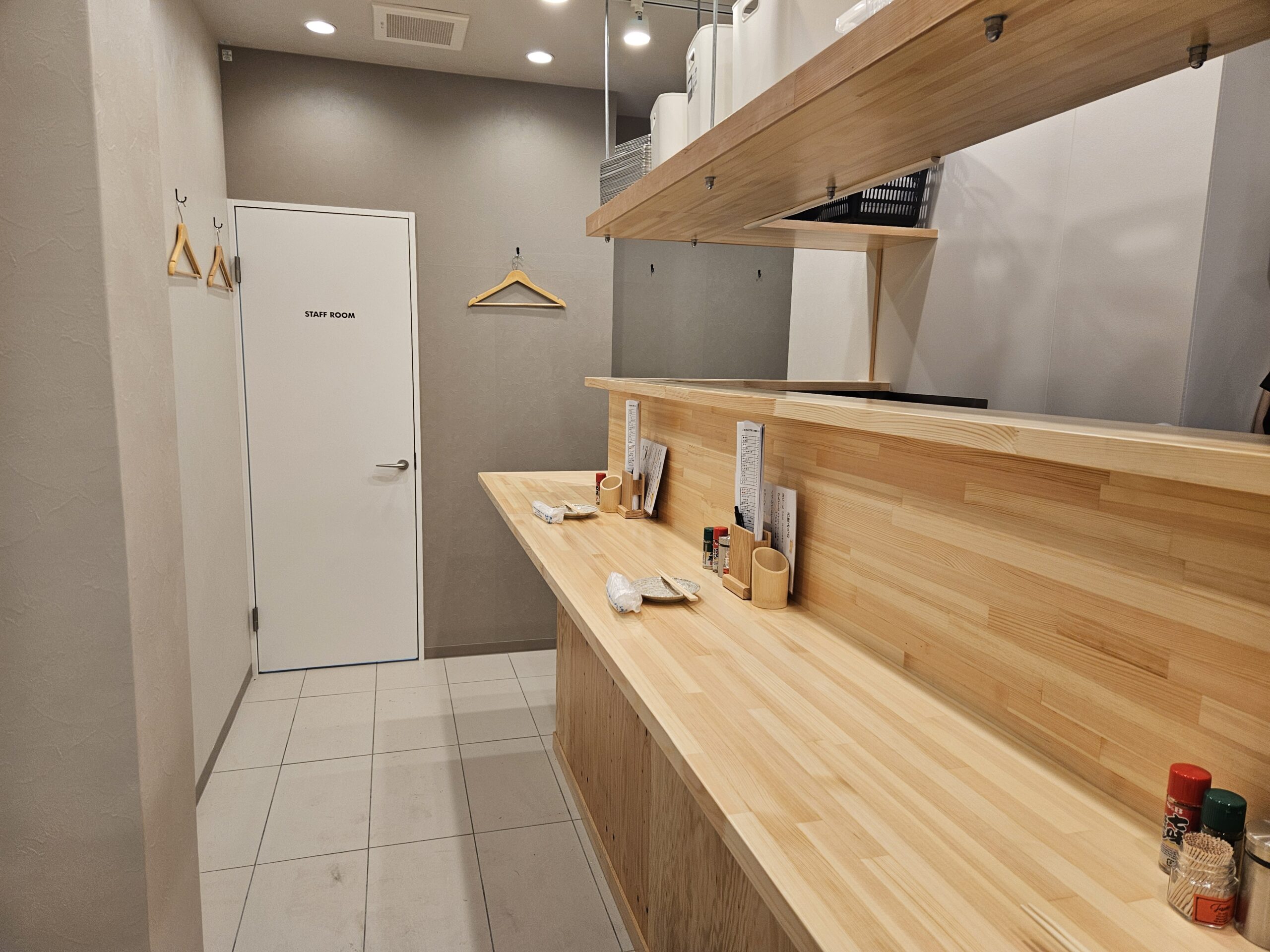 焼鳥よしおか 店内