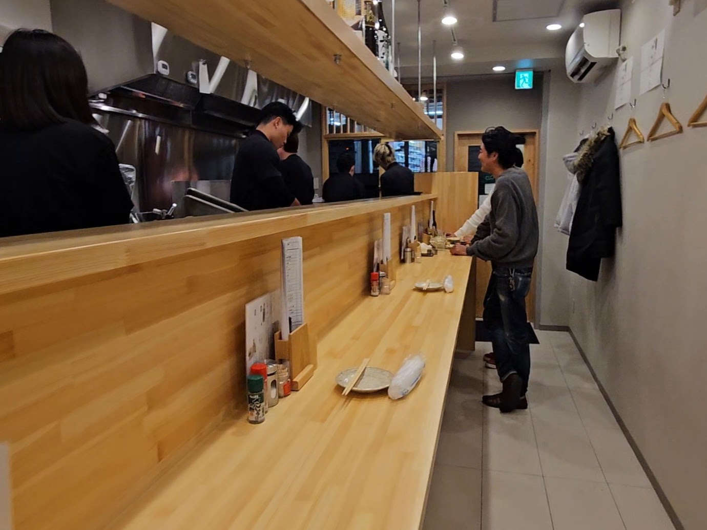 焼鳥よしおか 店内